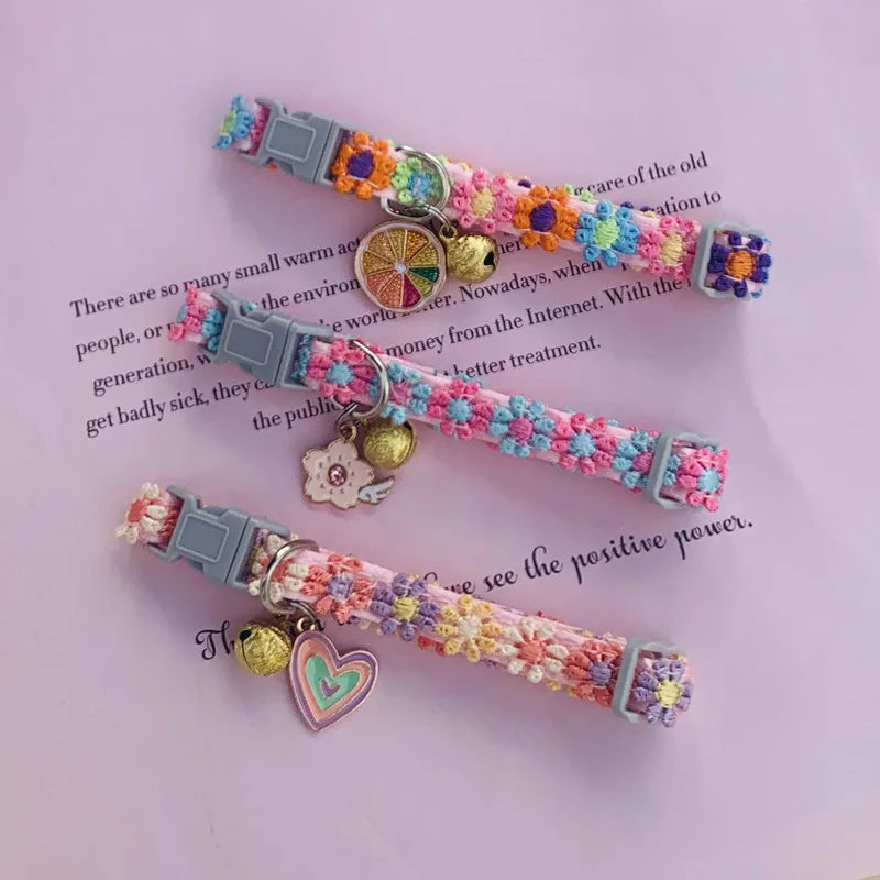 Blumen-Halsband mit Glöckchen – Nahaufnahme Blumenmuster – Petix