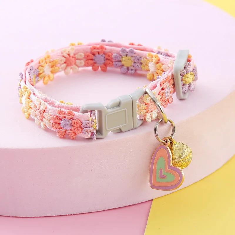 Blumen-Halsband mit Glöckchen in Scharlachrot – Seitenansicht – Petix