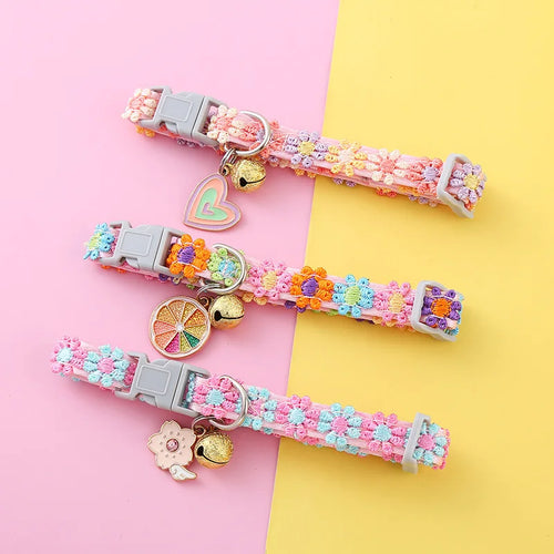 Blumen-Halsband mit Glöckchen – Nahaufnahme Blumenmuster – Petix