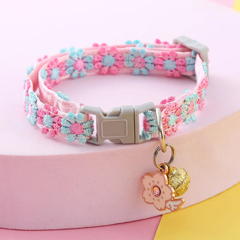 Blumen-Halsband mit Glöckchen in Scharlachrot – Detailansicht – Petix